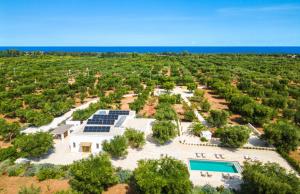 een luchtfoto van een resort met zwembad en bomen bij Tenuta Fonte in Ostuni