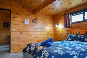 a bedroom with a bed in a wooden cabin at Auckland Beachview Homestay with free Netflix, Parking in Auckland