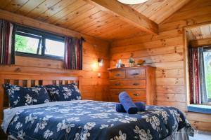 Rúm í herbergi á Auckland Sea&SkyTower view Homestay with free Netflix, Parking