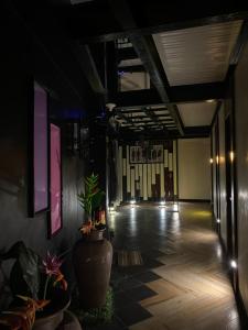 korytarz z dużą wazą w środku pokoju w obiekcie Harimariz Dormitory Official w mieście Dumaguete