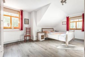 Ferienwohnung Böttcher في Wietze: غرفة نوم فيها سرير وكرسي