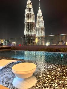 vista su due grattacieli alti di notte di Star KLCC By Cozy White a Kuala Lumpur