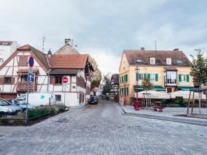 una calle adoquinada en una ciudad con edificios en Liberté · Magnifique maison proche Strasbourg en Schiltigheim
