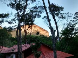 uma vista para uma montanha a partir de uma casa com árvores em Camping Guapira em Vale do Capão