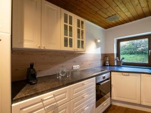 A kitchen or kitchenette at Chalet Kitzalm Még 10 kép
