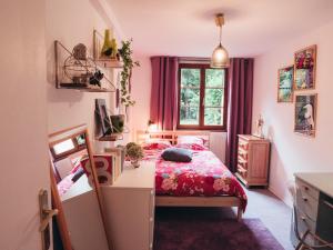 Schlafzimmer mit einem Bett und einem Fenster in der Unterkunft Liberté · Magnifique maison proche Strasbourg in Schiltigheim