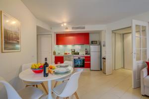 Kuchyňa alebo kuchynka v ubytovaní Au Vieux Port Cannes City Center - Happy Rentals