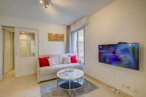 Televízia a/alebo spoločenská miestnosť v ubytovaní Au Vieux Port Cannes City Center - Happy Rentals