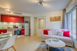 Kuchyňa alebo kuchynka v ubytovaní Au Vieux Port Cannes City Center - Happy Rentals