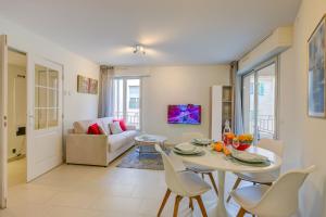 Televízia a/alebo spoločenská miestnosť v ubytovaní Au Vieux Port Cannes City Center - Happy Rentals + 17 fotografií