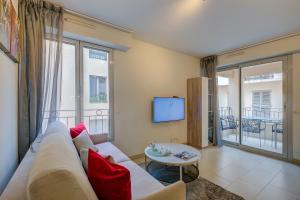 Televízia a/alebo spoločenská miestnosť v ubytovaní Au Vieux Port Cannes City Center - Happy Rentals