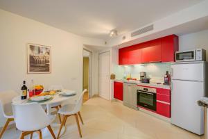 Kuchyňa alebo kuchynka v ubytovaní Au Vieux Port Cannes City Center - Happy Rentals