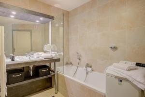 Kúpeľňa v ubytovaní Au Vieux Port Cannes City Center - Happy Rentals