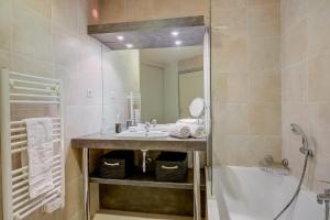 Kúpeľňa v ubytovaní Au Vieux Port Cannes City Center - Happy Rentals