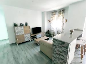 Телевизор и/или развлекательный центр в Apartamentos Nazareno para familias y parejas