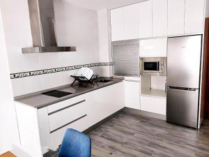 Кухня или мини-кухня в Apartamentos Nazareno para familias y parejas
