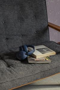 台中的住宿－逢甲樂愛度假，一对耳机和椅子上的一本书
