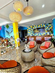 pokój z wiklinowymi krzesłami i stołami w restauracji w obiekcie Lanta MP Place w mieście Ko Lanta