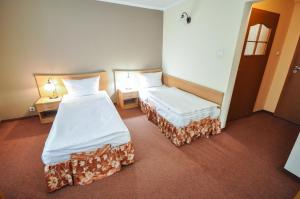 Postel nebo postele na pokoji v ubytování Hotel Trzy Światy Spa & Wellness Rajska WySpa