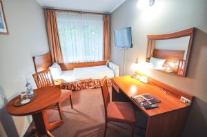 Postel nebo postele na pokoji v ubytování Hotel Trzy Światy Spa & Wellness Rajska WySpa
