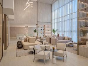 una hall con sala d'attesa con divani e sedie di Arabella Beach Hotel Kuwait Vignette Collection, an IHG Hotel a Kuwait