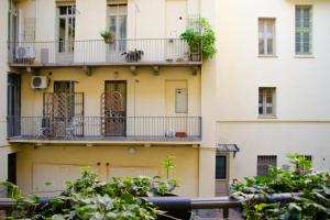 an apartment building with balconies and plants at Centralissimo, ampio: La passeggiata by HAPPYHOST in Turin