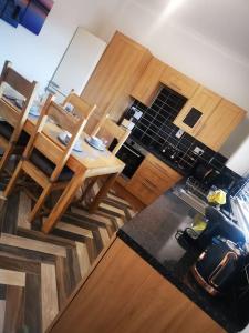 eine Luftansicht auf eine Küche mit einem Tisch und Stühlen in der Unterkunft Darlington central 3 bed home in Darlington