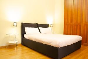 a bed with a black headboard in a room at Centralissimo, ampio: La passeggiata by HAPPYHOST in Turin