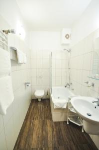 Koupelna v ubytování Hotel Trzy Światy Spa & Wellness Rajska WySpa