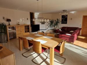 sala de estar con mesa y sofá en Ferienwohnung Halbig en Absberg