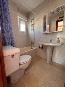 a bathroom with a toilet and a sink at Pitera II in Guardamar del Segura