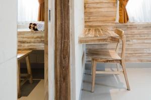 Habitación con escritorio de madera y silla. en Agaru Villa Uluwatu by The Lavana, en Uluwatu