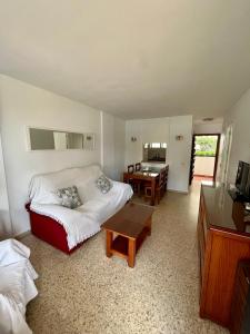 ein Schlafzimmer mit einem Bett und einem Tisch darin in der Unterkunft Terrace by the sea by gms apartamentos in Fuengirola