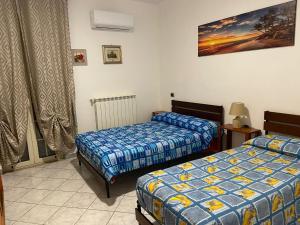 um quarto com 2 camas e uma janela em Casa relax em San Donato Val di Comino