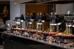 una línea de buffet con comida y botellas de vino en Adora Hotel & Resort en Belek