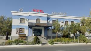 Un hôtel bleu avec un panneau en haut dans l'établissement LIANALI HOTEL, à Boukhara