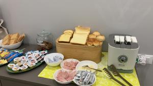 un mostrador con una mesa con pan y tazones de comida en Aqua B&B - Rooms and Apartments en Milazzo