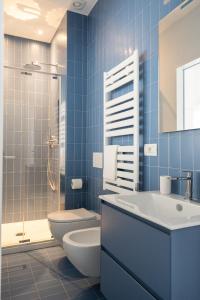 ein blaues Badezimmer mit WC und Waschbecken in der Unterkunft VIVO in Civitanova Marche