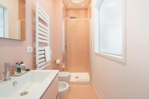 ein Badezimmer mit einem weißen Waschbecken und einem WC in der Unterkunft VIVO in Civitanova Marche
