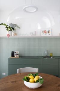 eine Schale Zitronen auf einem Tisch in der Küche in der Unterkunft VIVO in Civitanova Marche