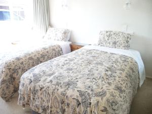a bedroom with two beds and a window at Warm & welcome on Whiteley in New Plymouth