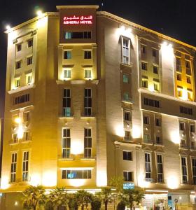 um grande edifício com uma placa no lado em Asherij Hotel em Doha