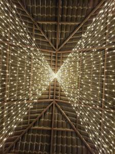 una serie di luci sul soffitto di un edificio di Casa Lola a Lonavala