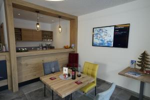 a dining room with a table and a kitchen at apart-BERGLIEBE in Sankt Anton am Arlberg