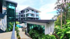 - une vue sur l'extérieur d'une maison avec une piscine dans l'établissement A404-nice Seaview One Bedroom At Ao Nang Beach, à Ao Nang Beach