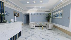 - un hall avec un sol en marbre et une réception dans l'établissement LIANALI HOTEL, à Boukhara
