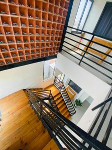 una vista sul soffitto di una scala in una casa con pavimenti in legno di Nhà Nghĩ Homestay KV a Bình Thủy