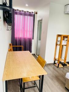 Bình Thủy的住宿－Nhà Nghĩ Homestay KV，一间带木桌和椅子的用餐室