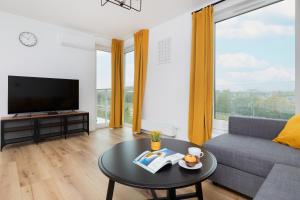 sala de estar con sofá y mesa en Przystań Letnica Apartment with Balcony & Parking Gdańsk by Renters en Gdansk