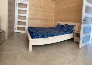 1 dormitorio con 1 cama y pared de madera en Апартаменти на Пекарській, en Kolomyia